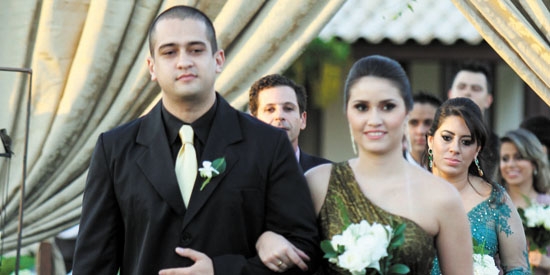 No enlace belíssimo de Débora e André Corrêa Neves (que acabam de voltar da lua de mel de sonhos), um dos casais padrinhos, Jhone Oliveira e Mariana Silveira. Notem o bouquet lindo que cada madrinha levava